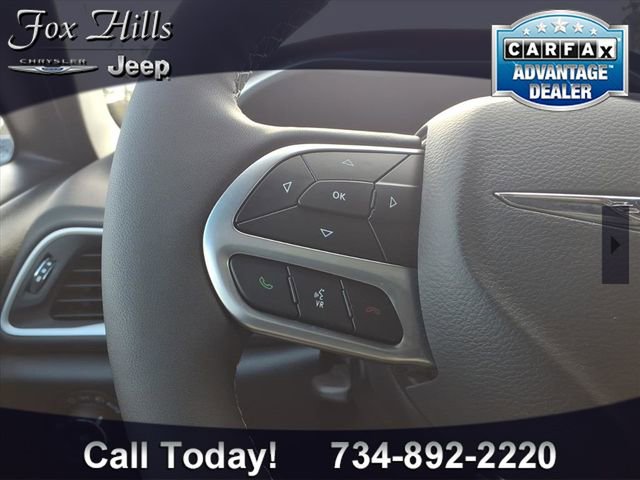 Used 2026 Chrysler Pacifica Select image 18