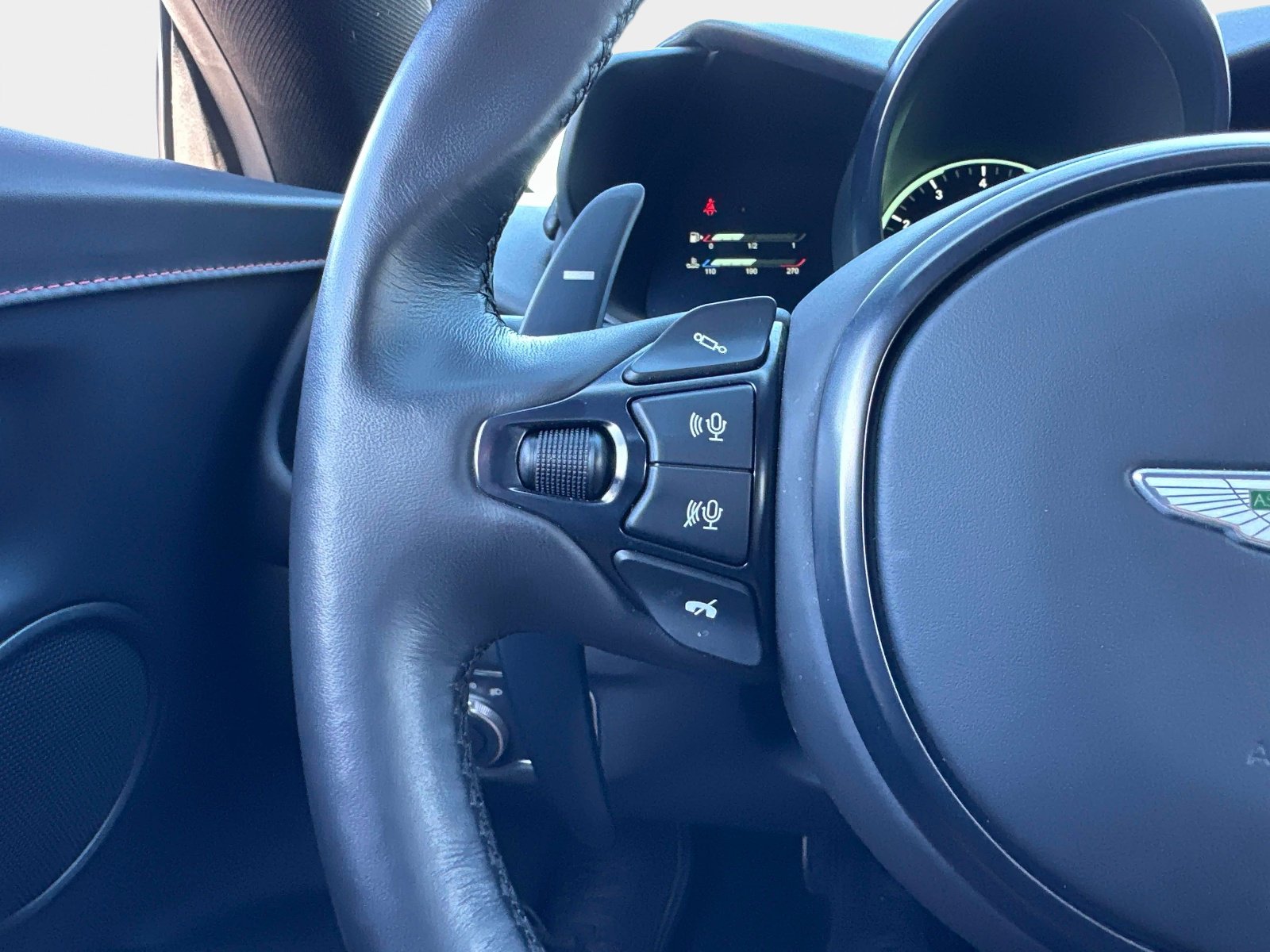 Used 2023 Aston Martin V8 Vantage Roadster image 22