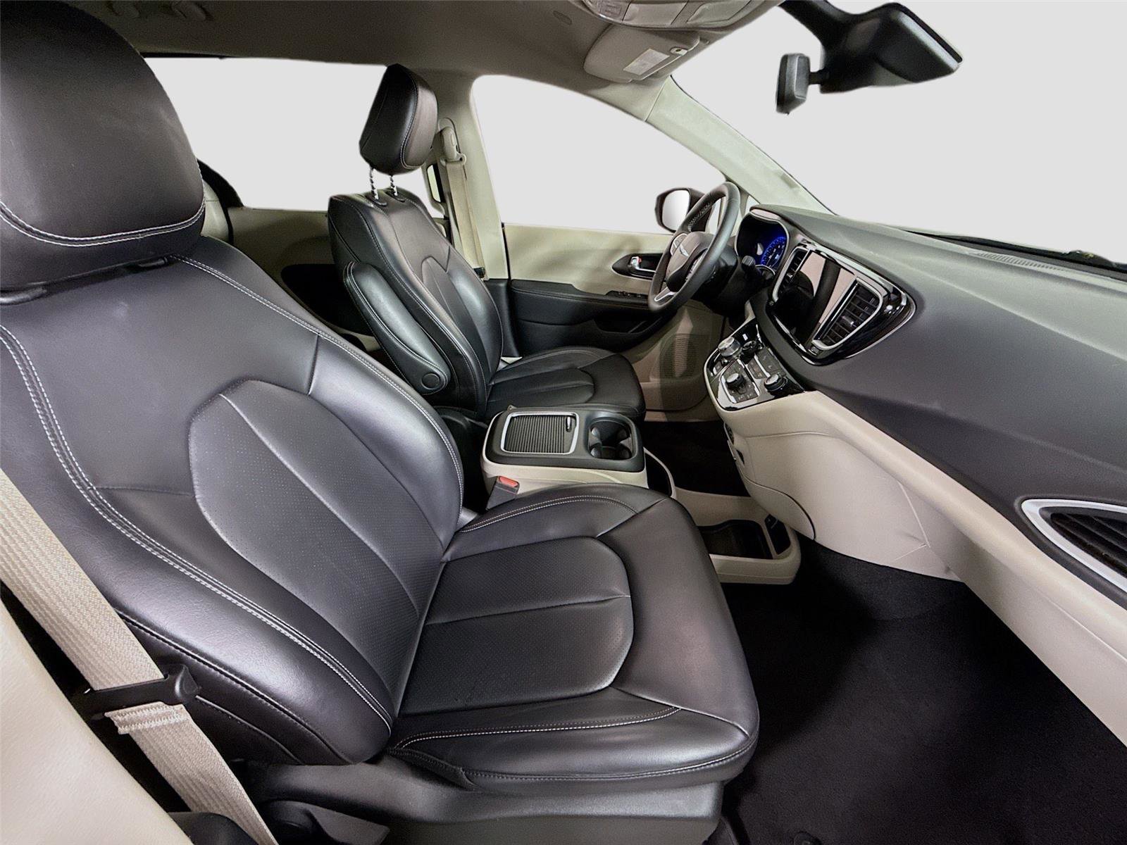 Used 2023 Chrysler Pacifica Touring-L image 21