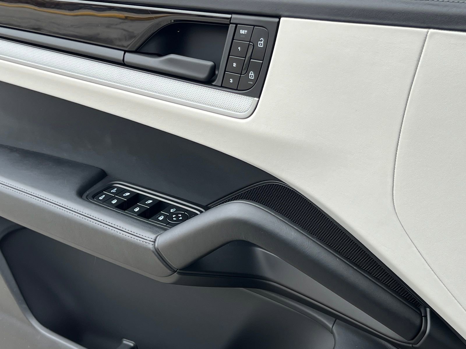 Certified 2025 Porsche Cayenne image 29