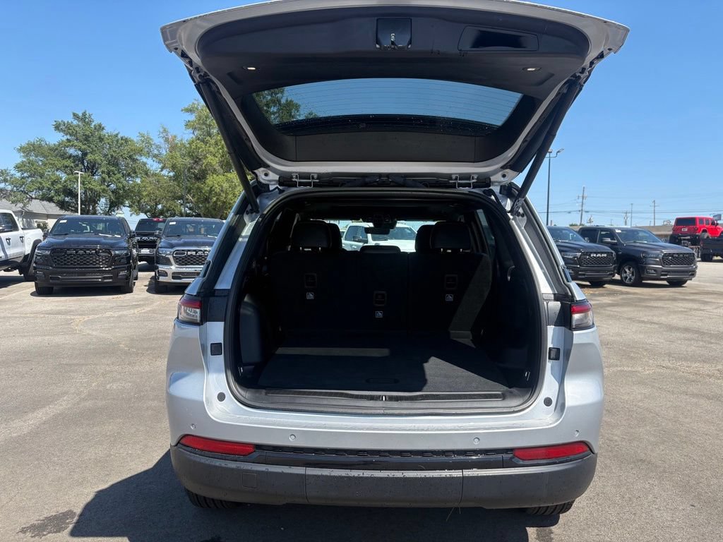 Used 2025 Jeep Grand Cherokee Altitude AWD/4WD image 7