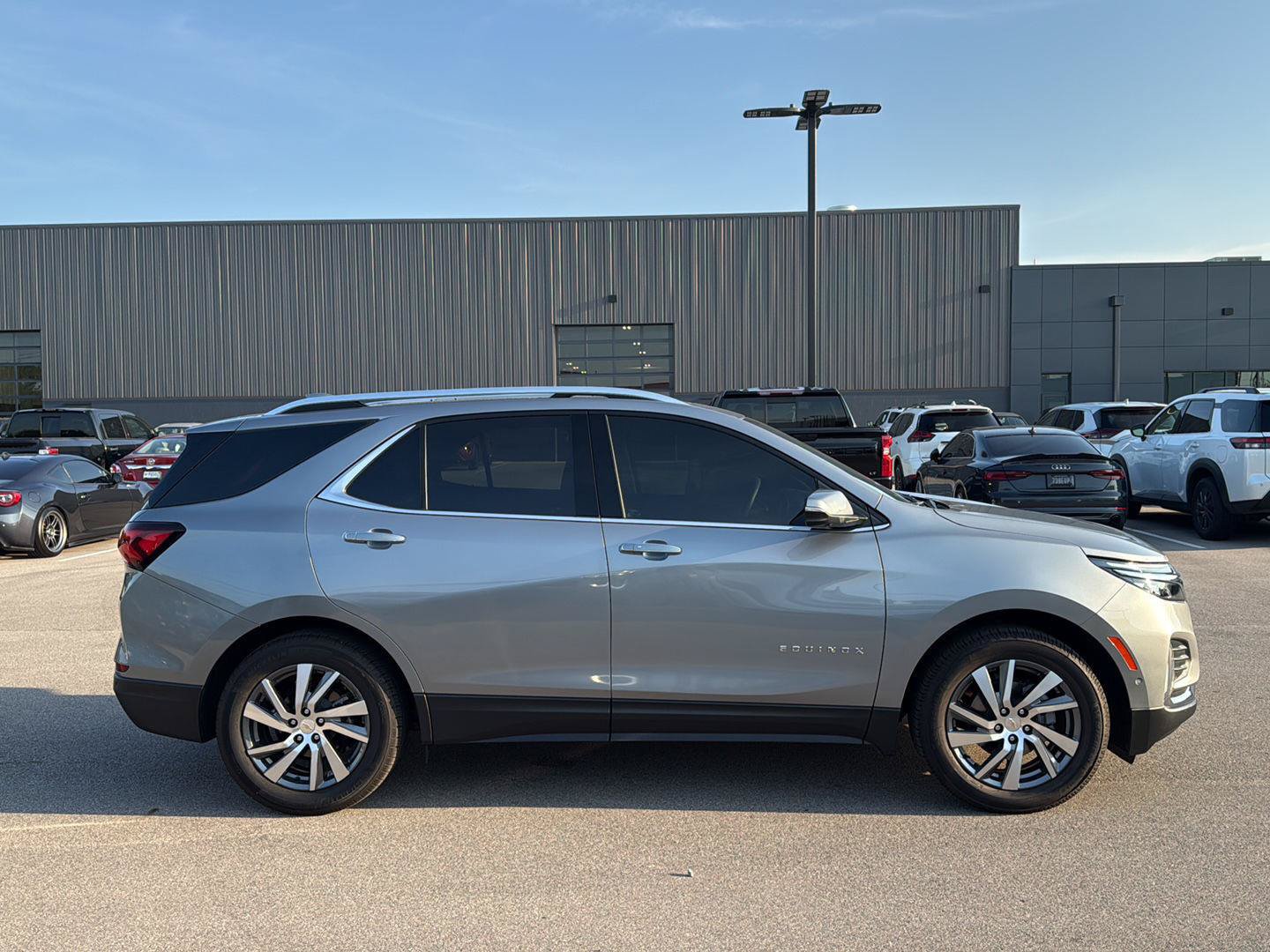 Used 2024 Chevrolet Equinox Premier FWD image 2