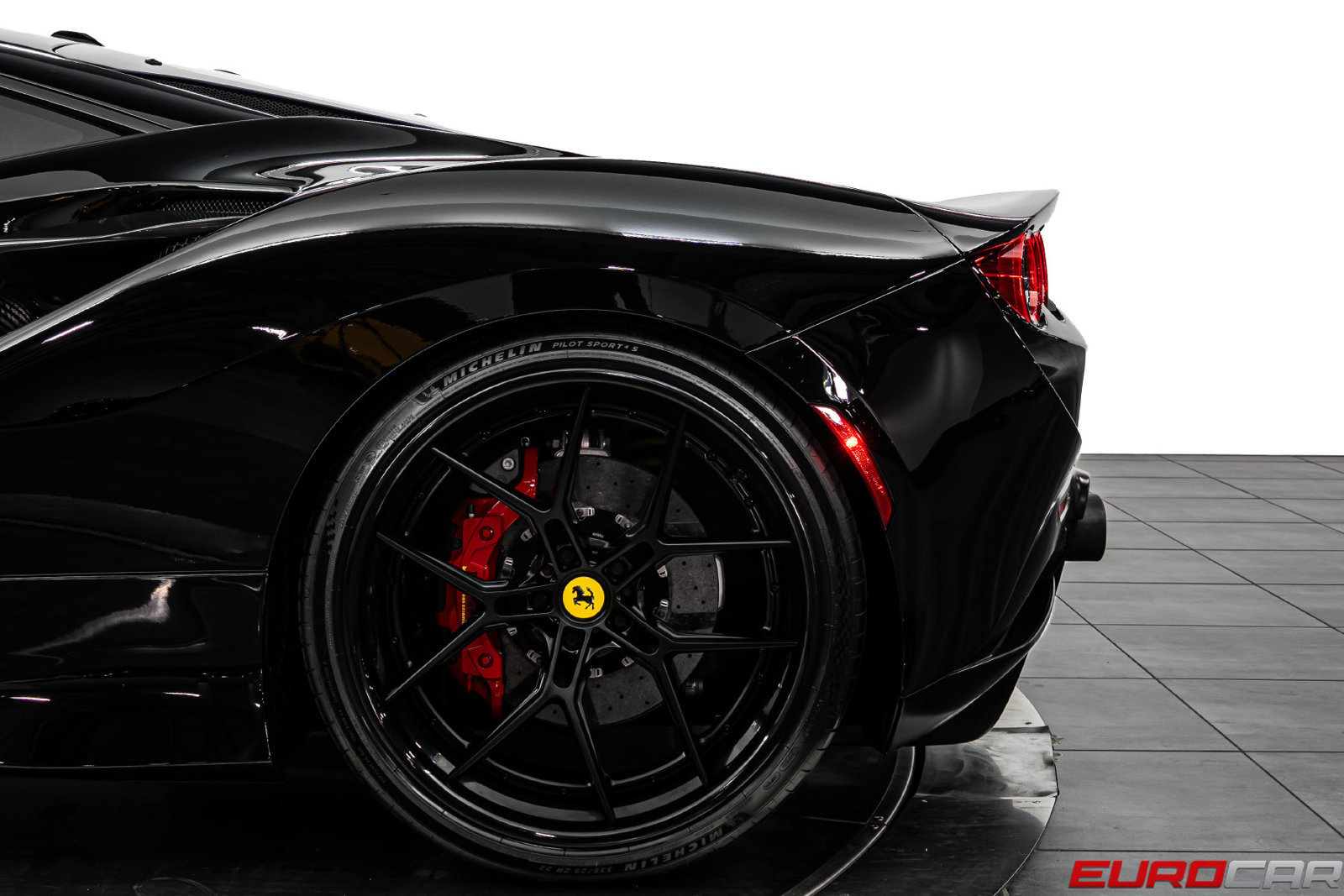 Used 2021 Ferrari F8 Tributo RWD image 18