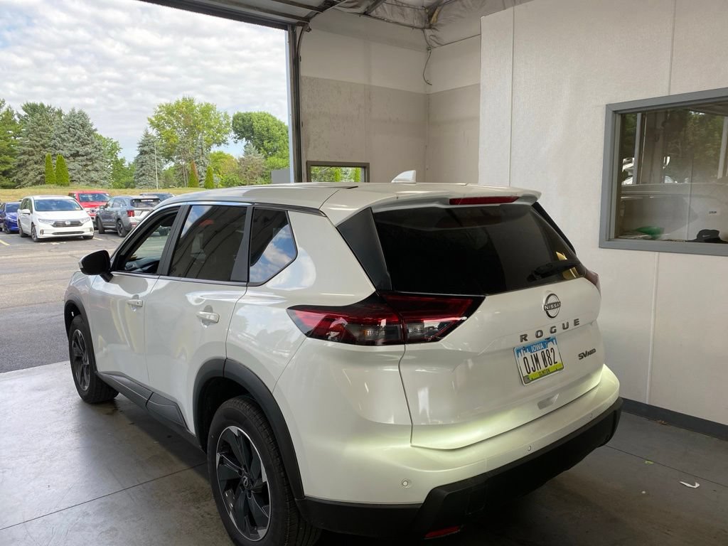Used 2024 Nissan Rogue SV AWD/4WD image 3