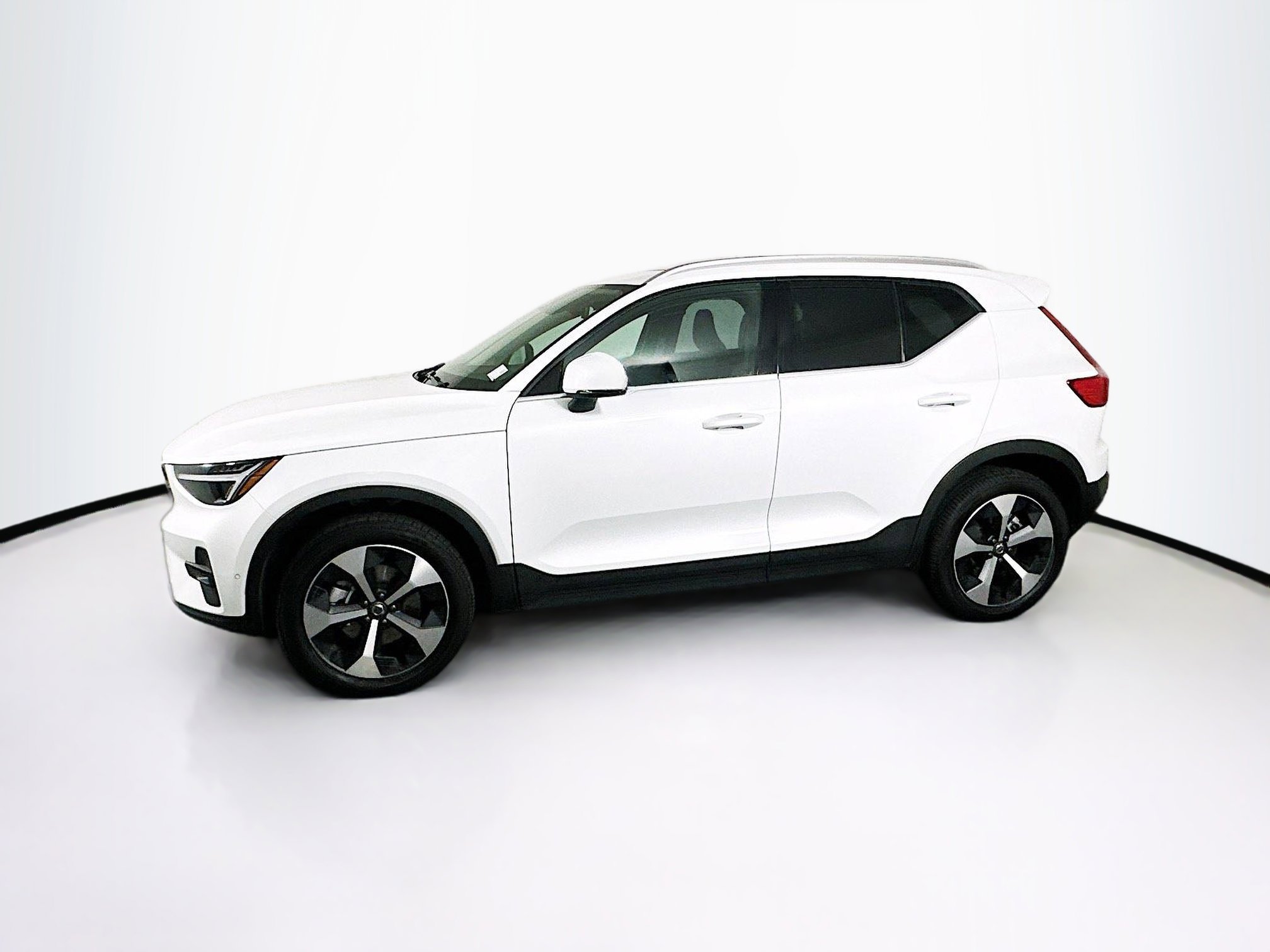 Used 2025 Volvo XC40 B5 Plus image 4