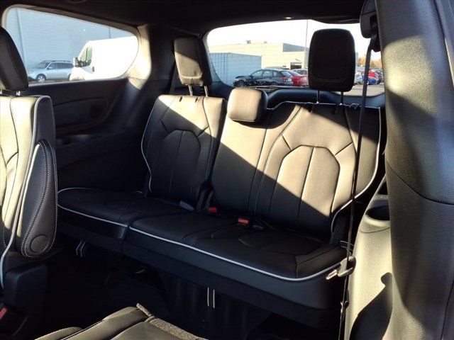 New 2026 Chrysler Pacifica Limited w/ S Appearance Package FWD image 15