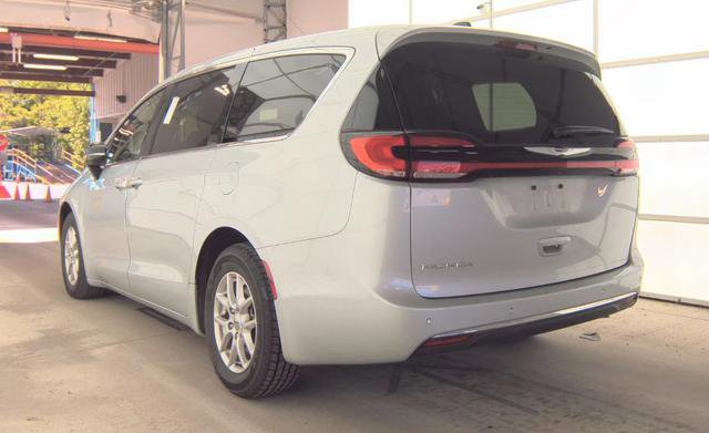 Used 2024 Chrysler Pacifica Touring-L FWD image 7