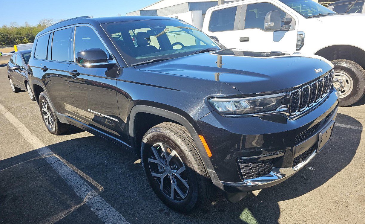 Used 2024 Jeep Grand Cherokee L Limited w/ Luxury Tech Group II image 2