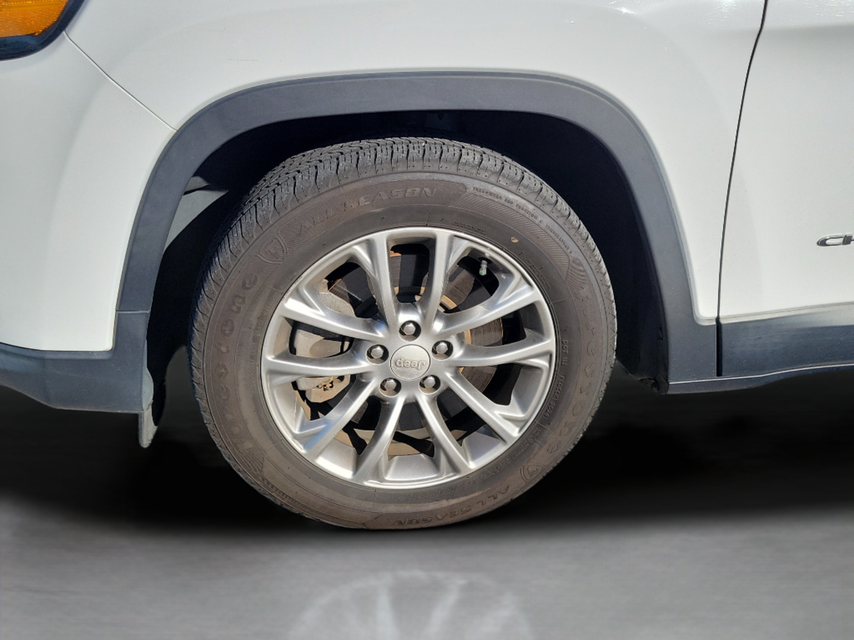 Used 2020 Jeep Cherokee Latitude Plus w/ Cold Weather Group FWD image 30