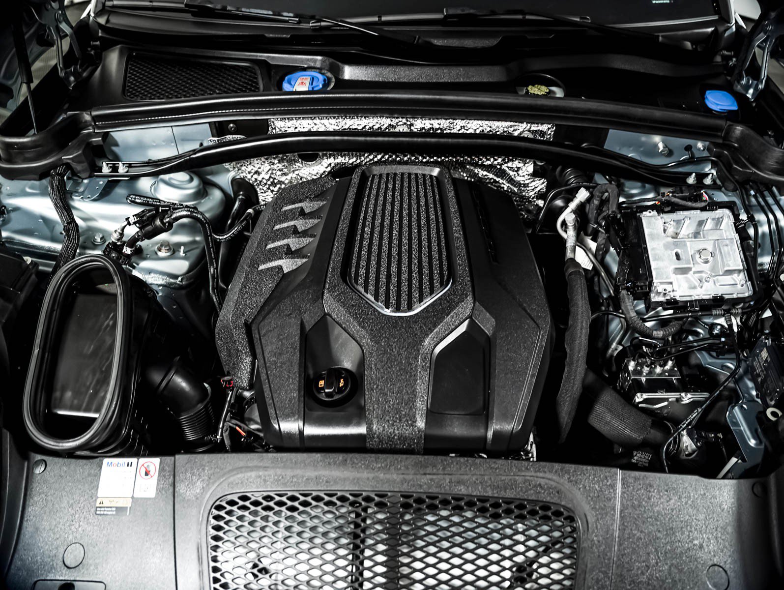 Certified 2023 Porsche Macan AWD/4WD image 12