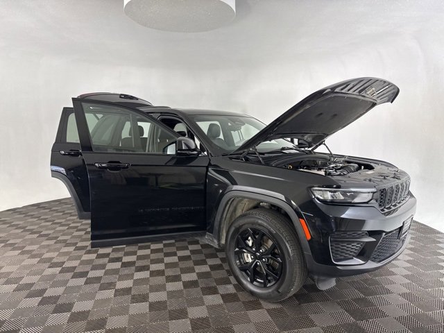 Used 2024 Jeep Grand Cherokee Altitude image 9