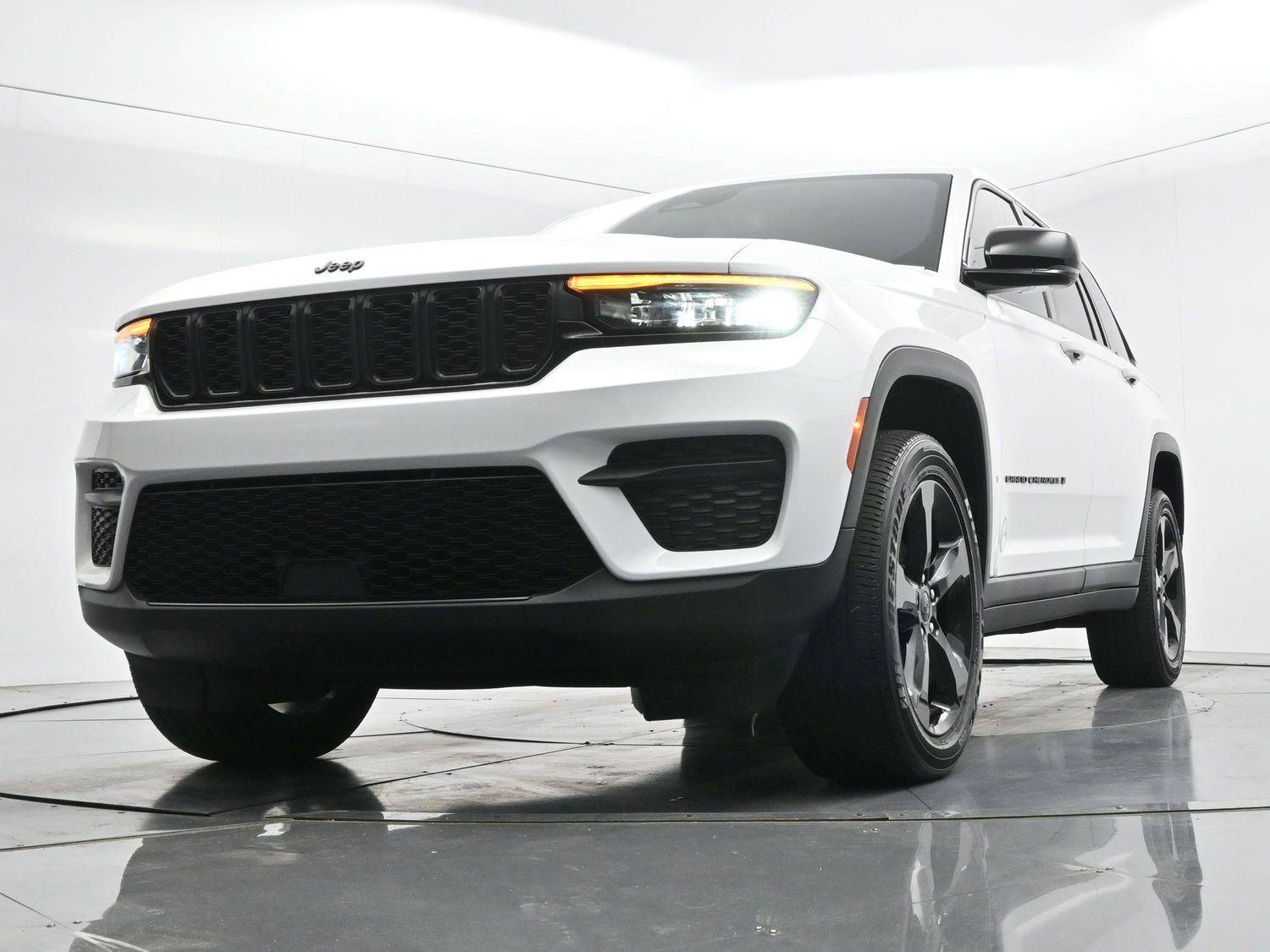 Used 2023 Jeep Grand Cherokee Altitude AWD/4WD image 40