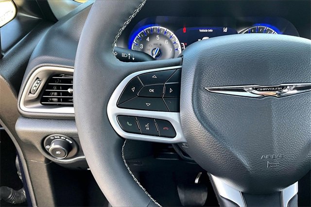 Used 2025 Chrysler Pacifica Select image 11