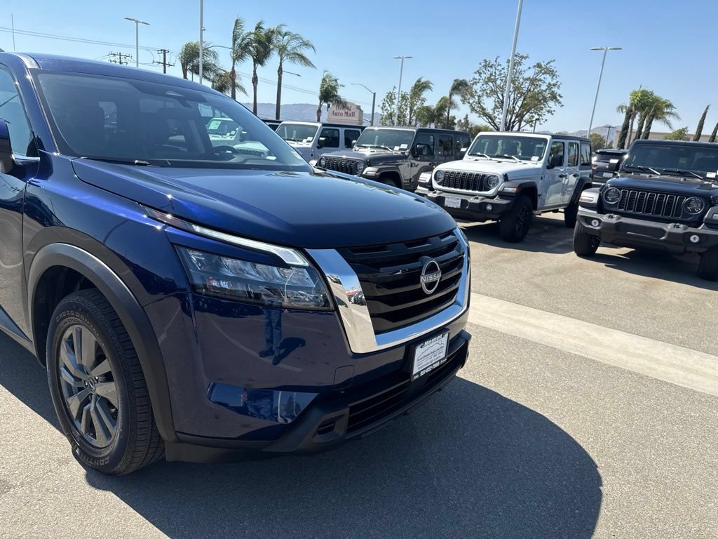 Used 2024 Nissan Pathfinder SV FWD image 11