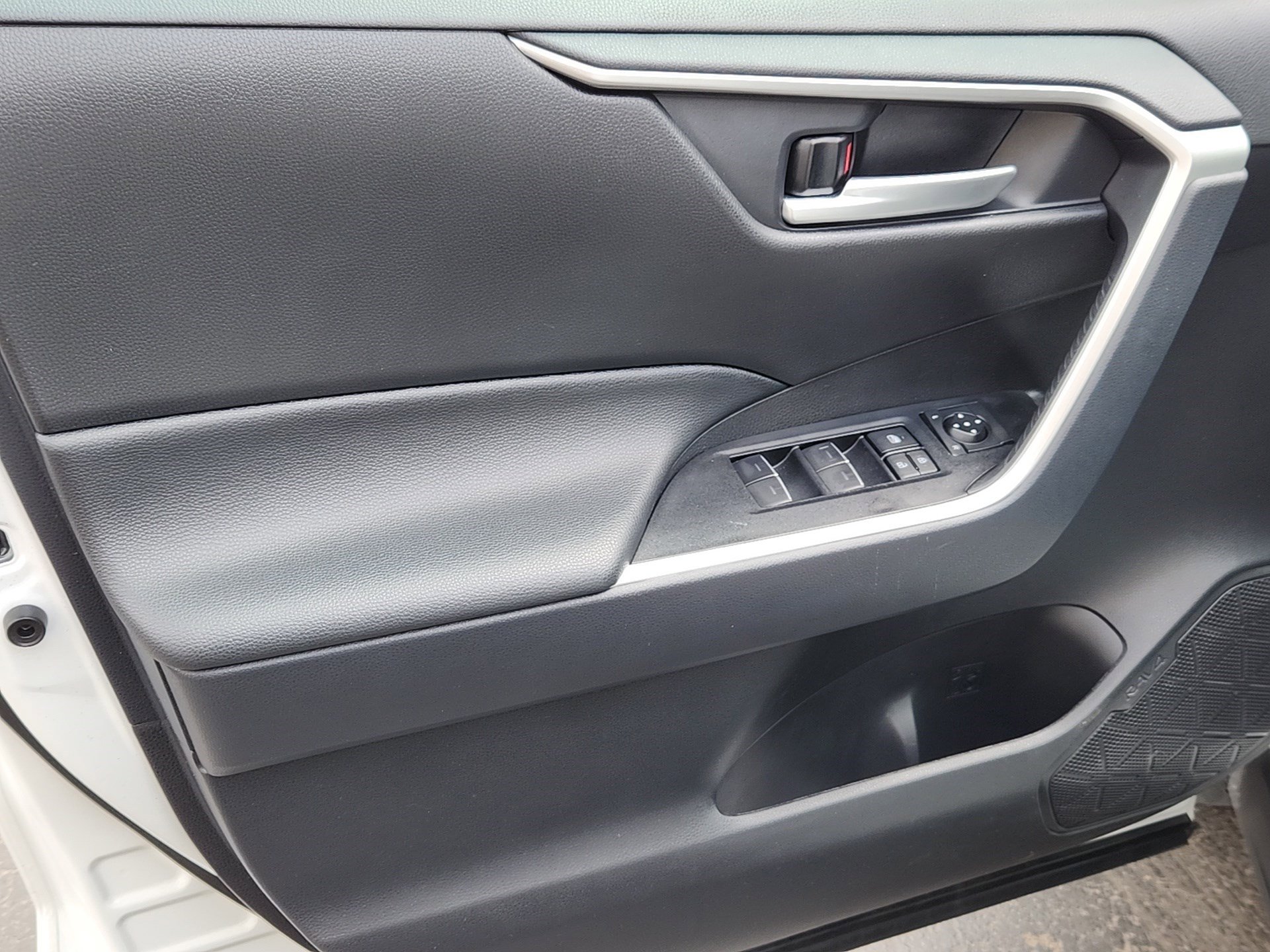 Certified 2025 Toyota RAV4 XLE AWD/4WD image 10