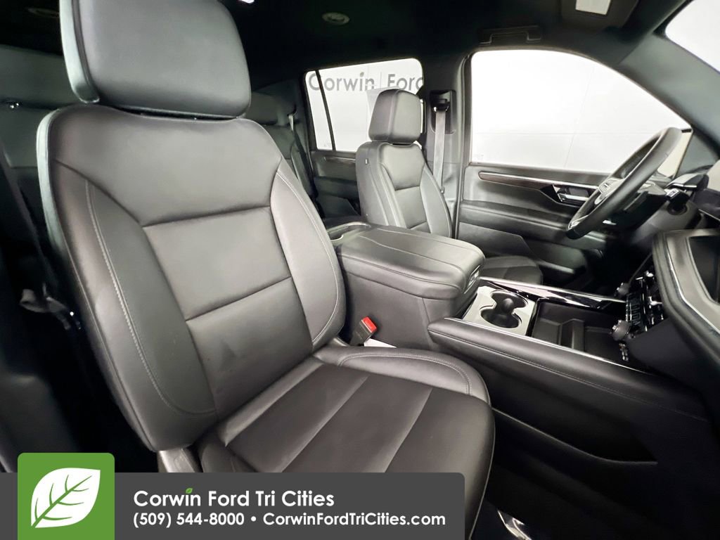 Used 2025 Chevrolet Suburban LT image 19