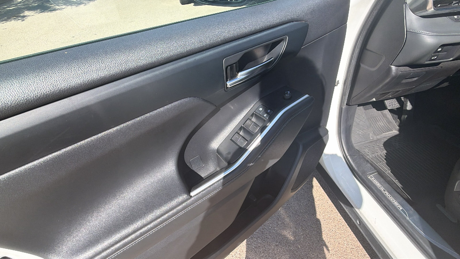 Used 2021 Toyota Highlander XSE FWD image 10