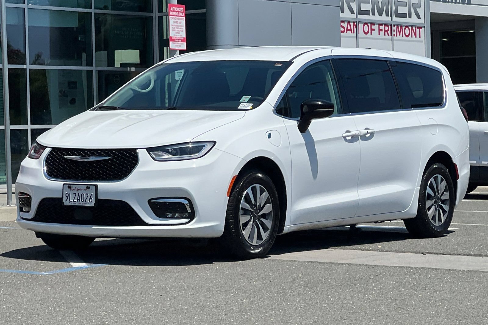 Used 2024 Chrysler Pacifica Limited FWD image 8