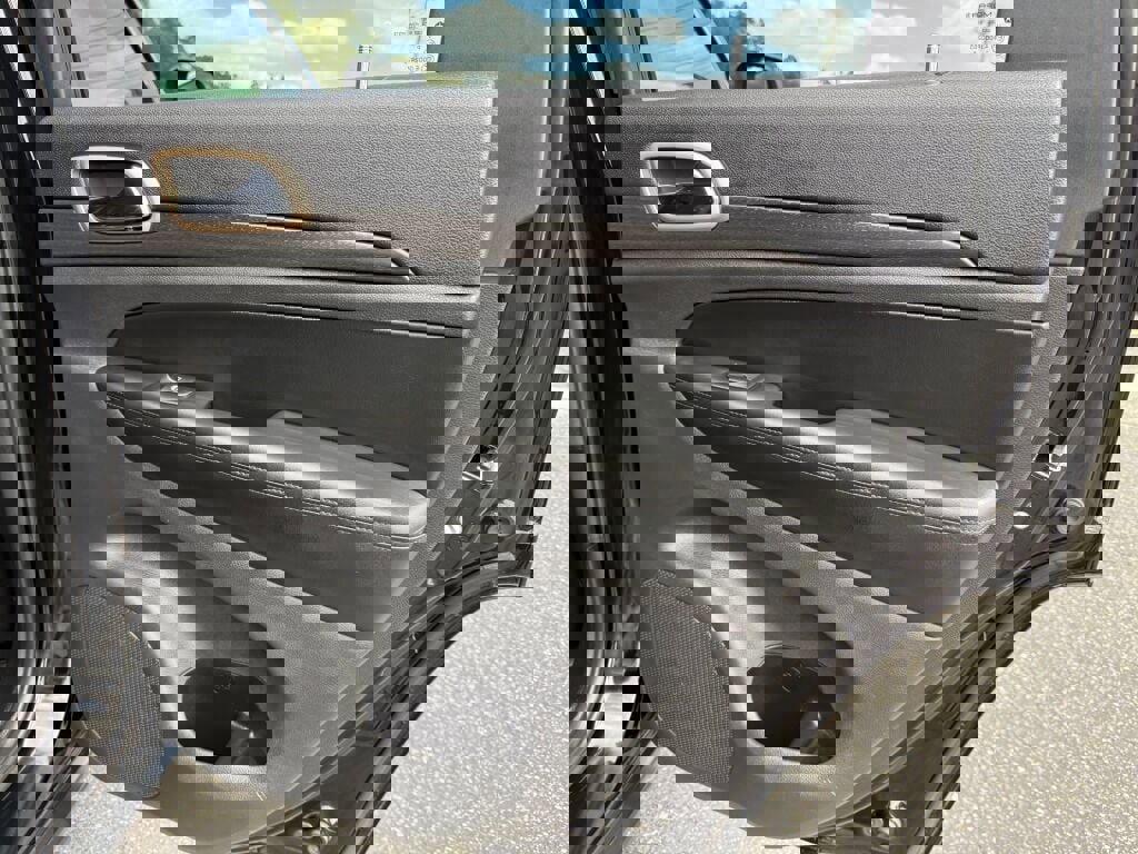 Used 2017 Jeep Grand Cherokee Laredo w/ Quick Order Package 23E image 24