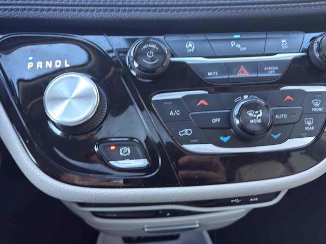 Used 2018 Chrysler Pacifica Limited image 25