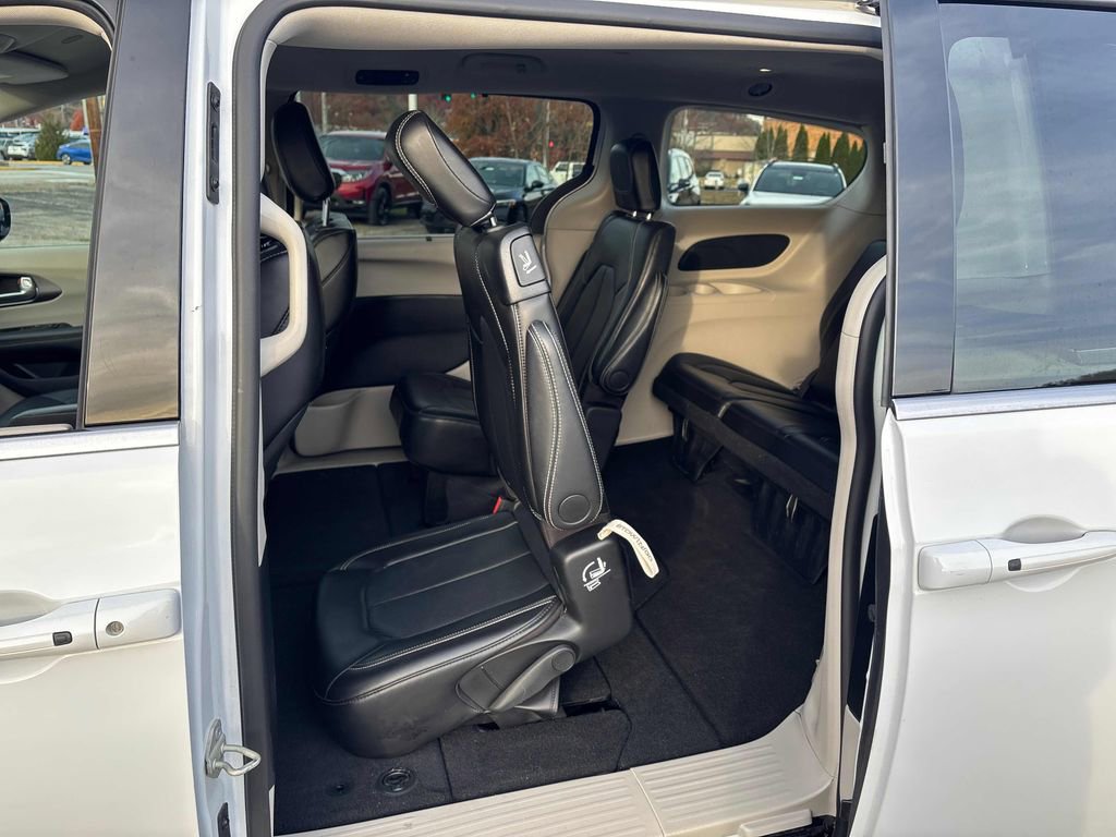 Used 2024 Chrysler Pacifica Touring-L image 44