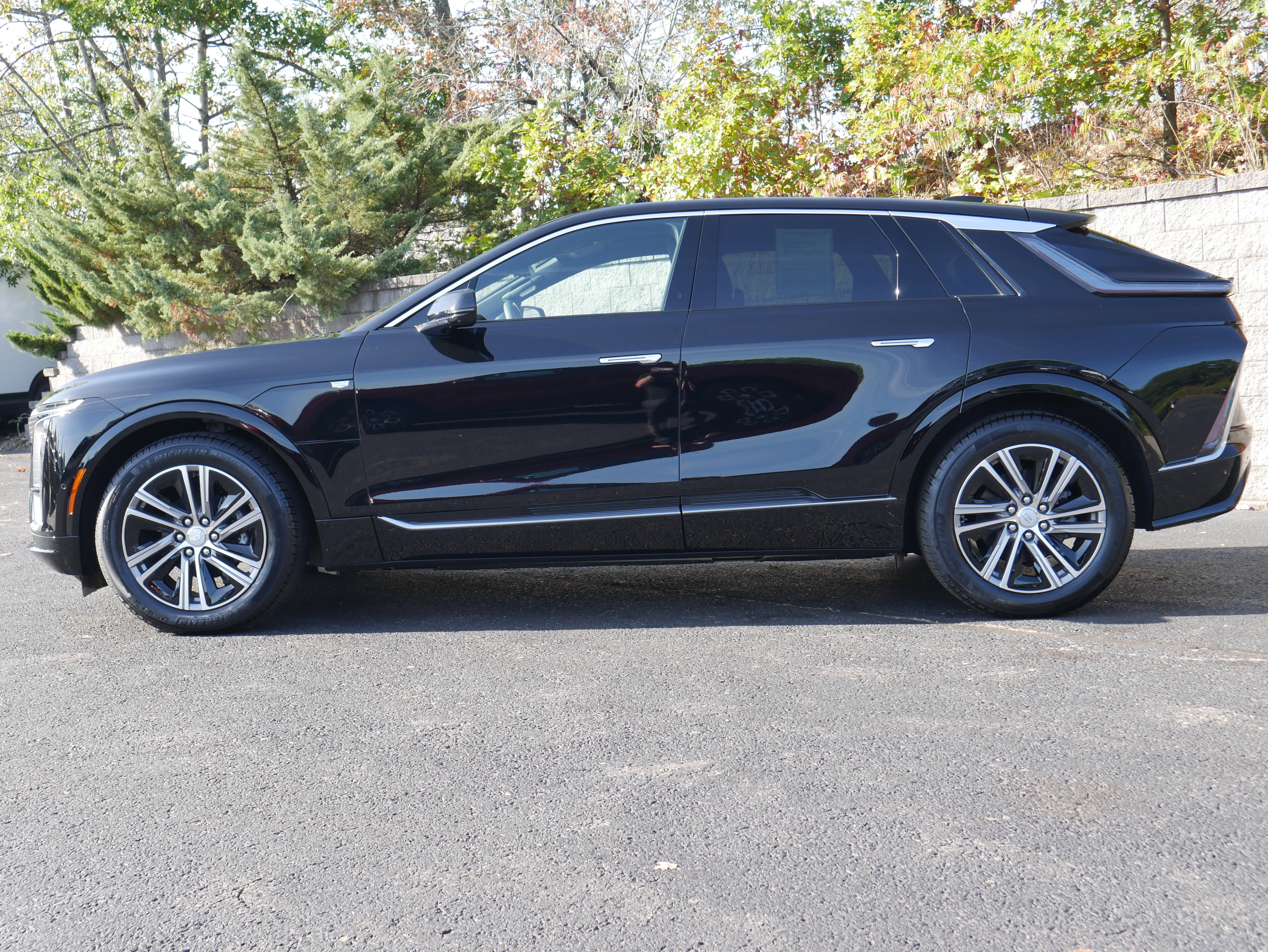 Used 2025 Cadillac Lyriq Luxury w/ LPO, Floor Liner Package AWD/4WD image 3