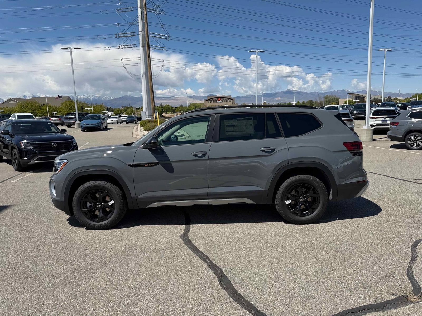 New 2026 Volkswagen Atlas Peak Edition AWD/4WD image 2