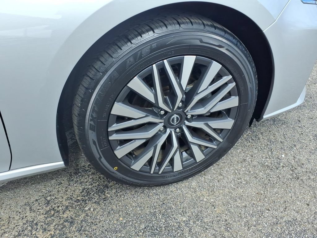 Used 2024 Nissan Altima 2.5 SV FWD image 9