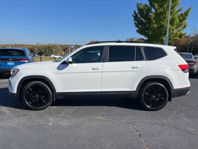 Used 2025 Volkswagen Atlas SE w/ Panoramic Sunroof Package image 4