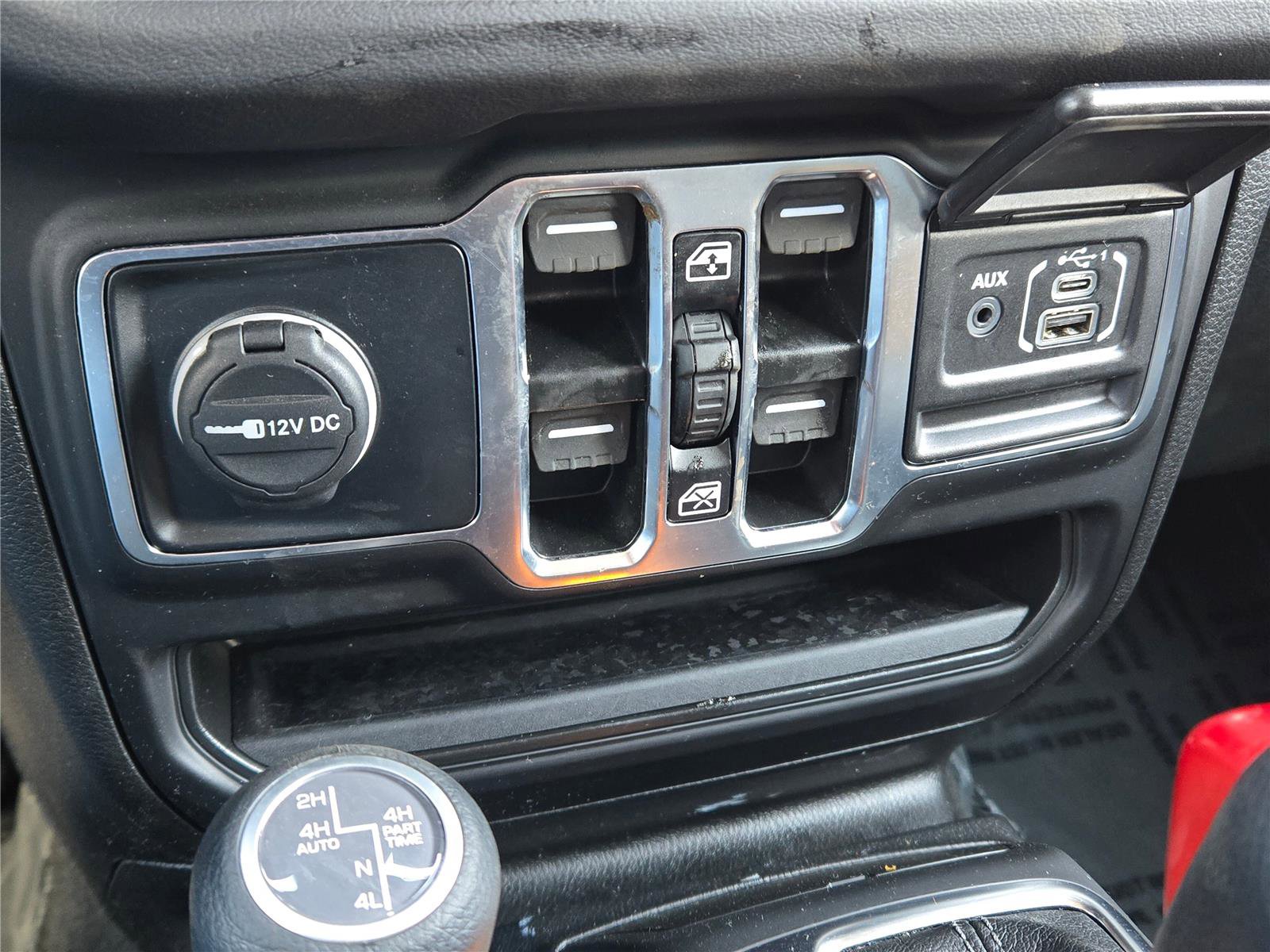 Used 2025 Jeep Wrangler Sahara AWD/4WD image 23