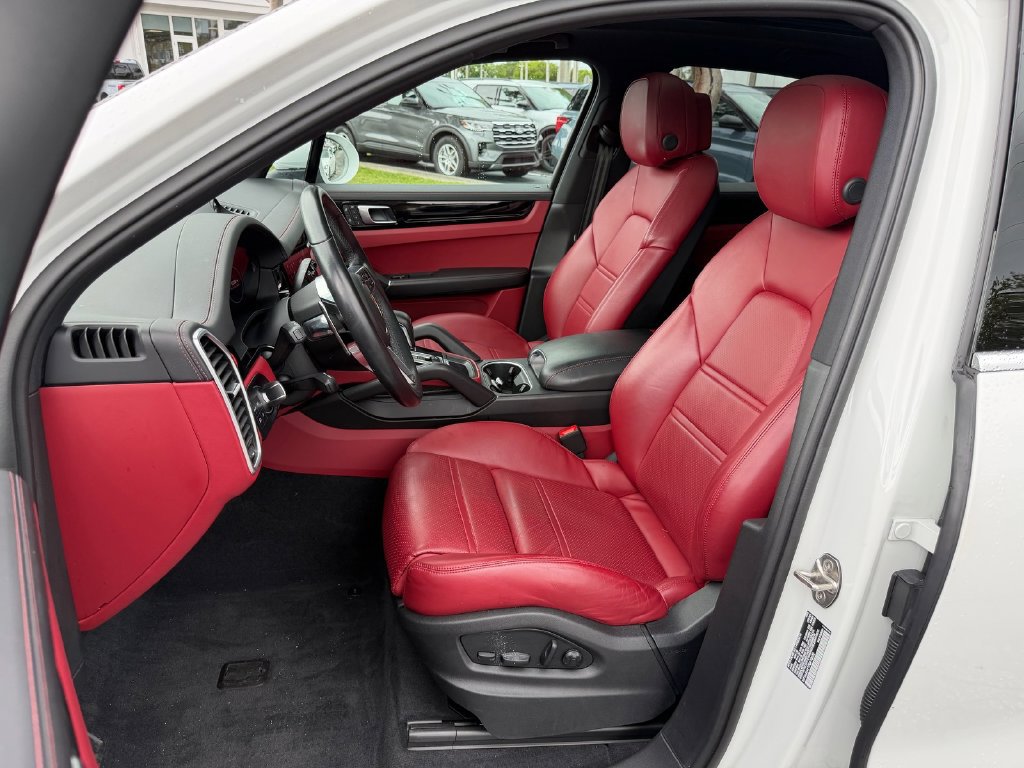 Used 2023 Porsche Cayenne w/ Premium Package AWD/4WD image 9
