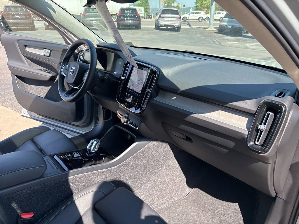 Certified 2026 Volvo XC40 B5 Plus AWD/4WD image 33