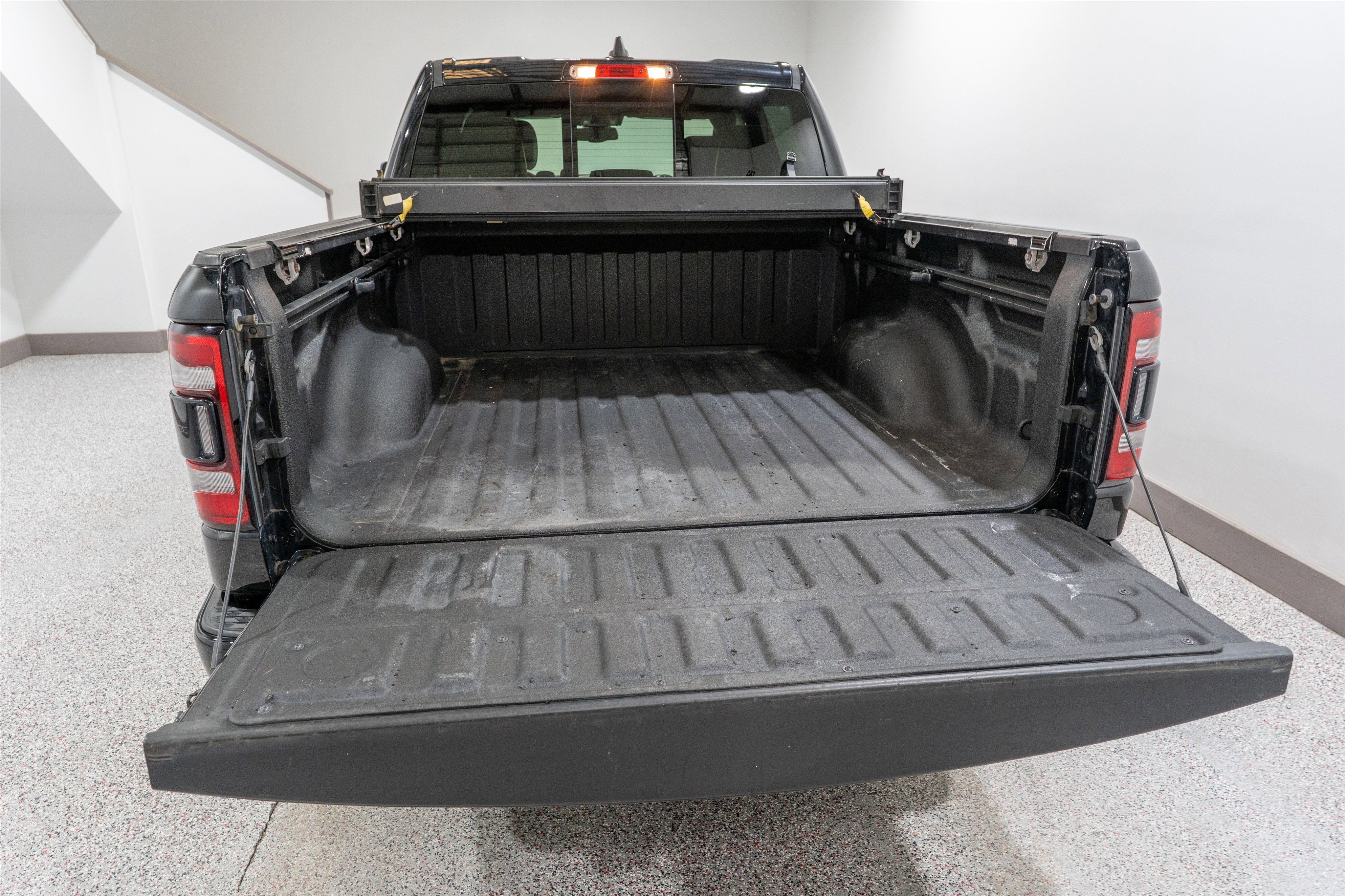 Used 2019 RAM 1500 Laramie AWD/4WD image 12