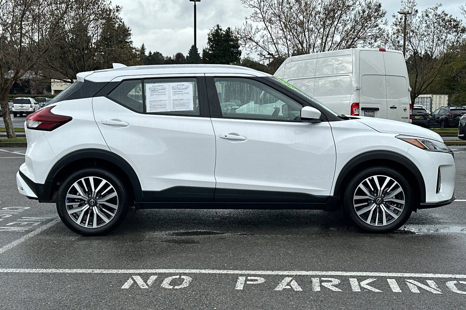 Used 2024 Nissan Kicks SV image 3