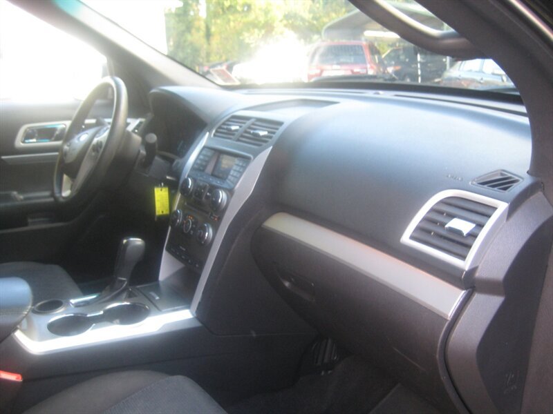 Used 2015 Ford Explorer XLT FWD image 12