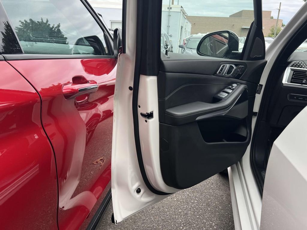 Used 2024 BMW X7 xDrive40i w/ M Sport Package image 15