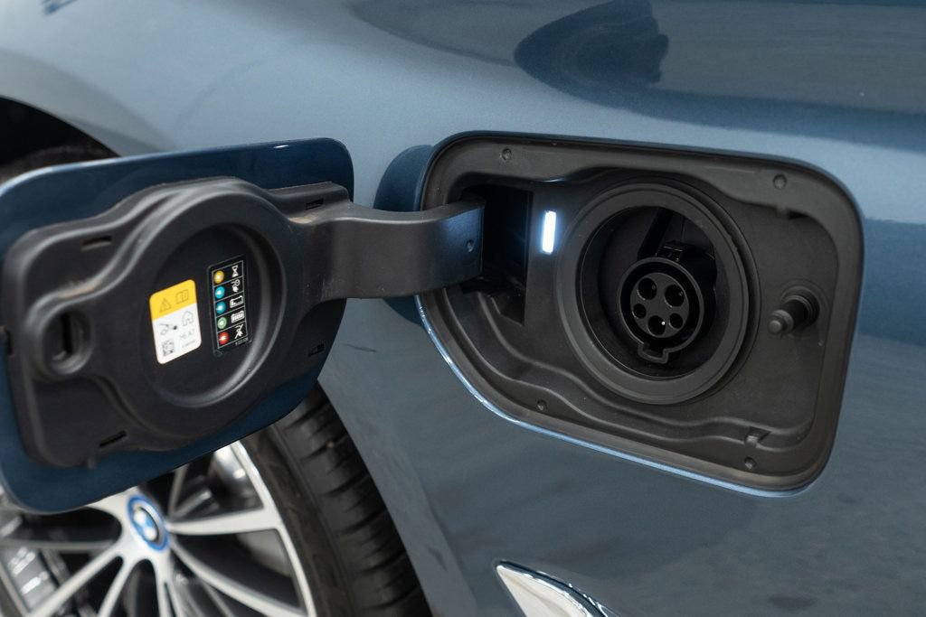 Used 2023 BMW 530e xDrive w/ Premium Package image 37