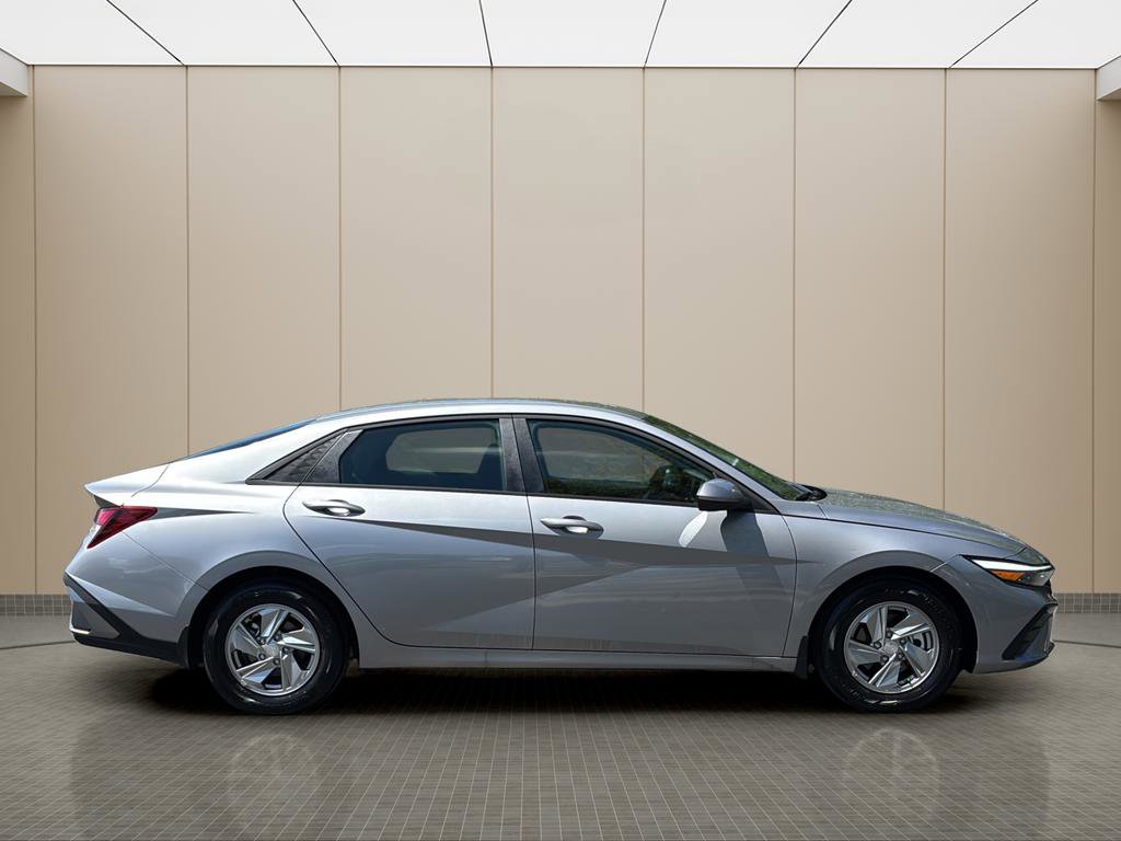 Used 2025 Hyundai Elantra SE FWD image 6
