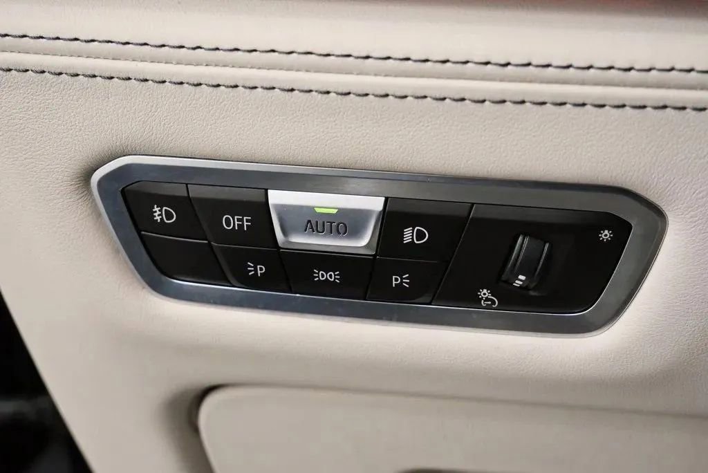 Used 2022 BMW X7 M50i image 29