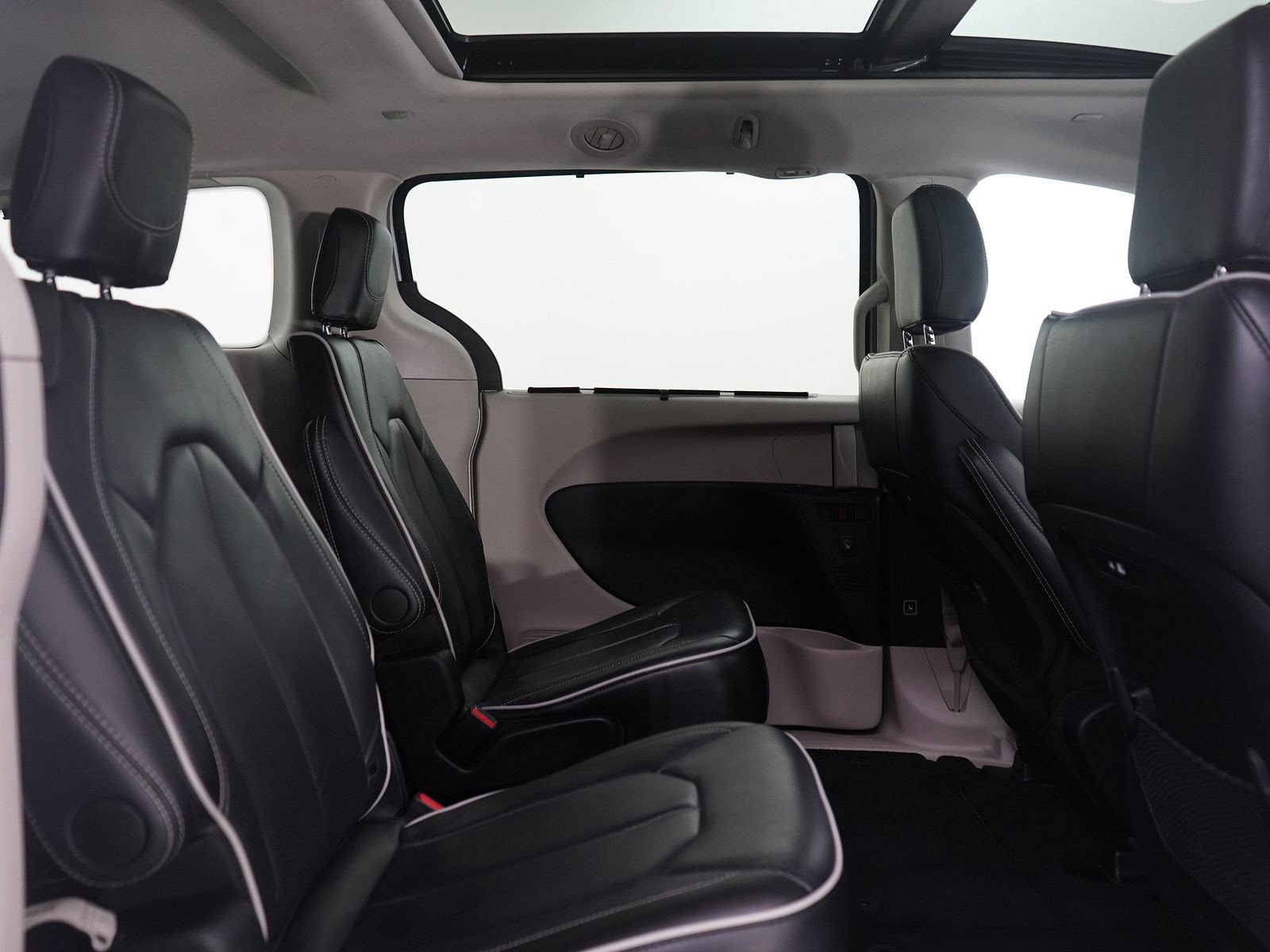 Used 2024 Chrysler Pacifica Limited image 13