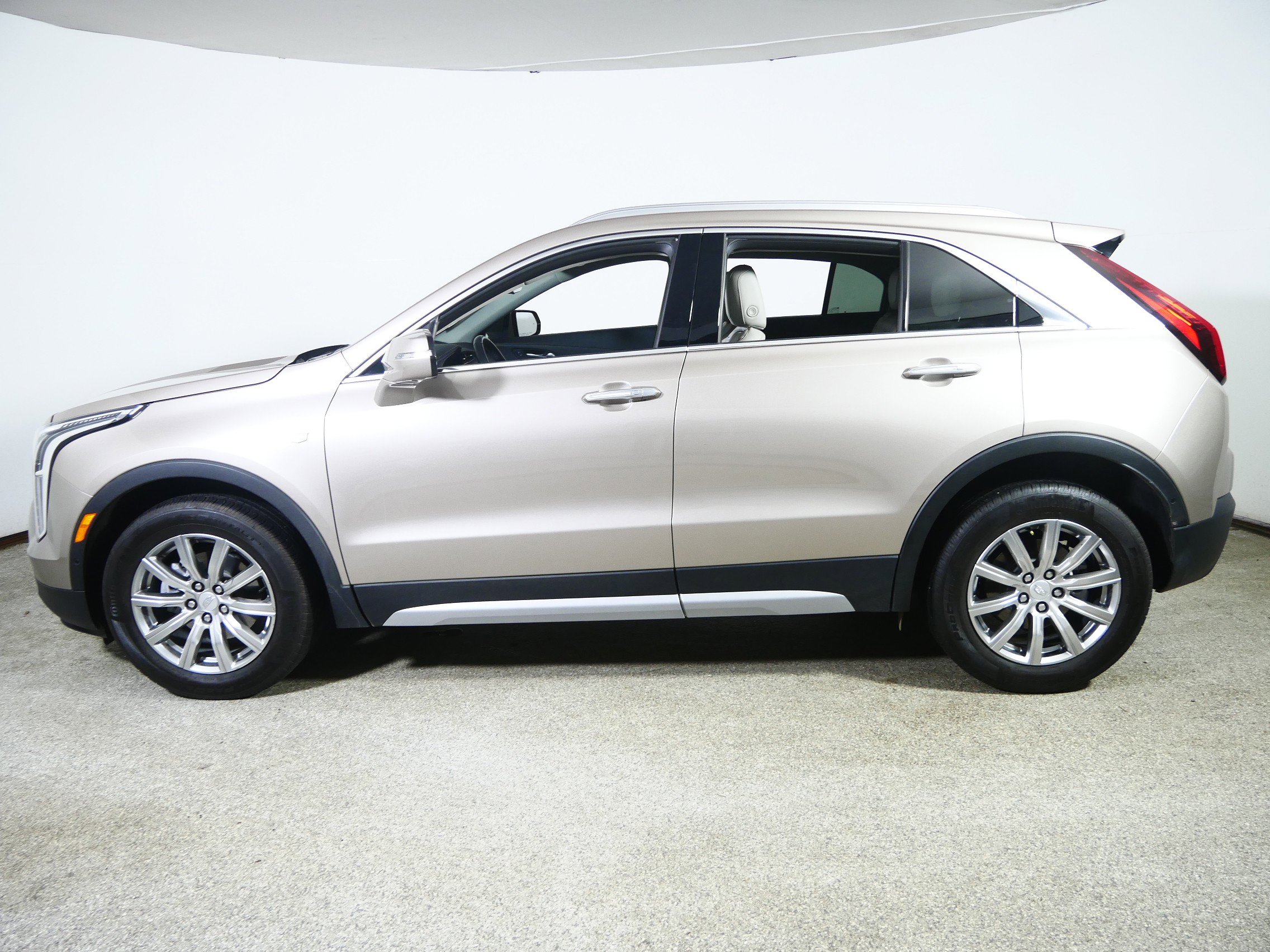 Used 2022 Cadillac XT4 Premium Luxury w/ Enhanced Visibility Package image 4