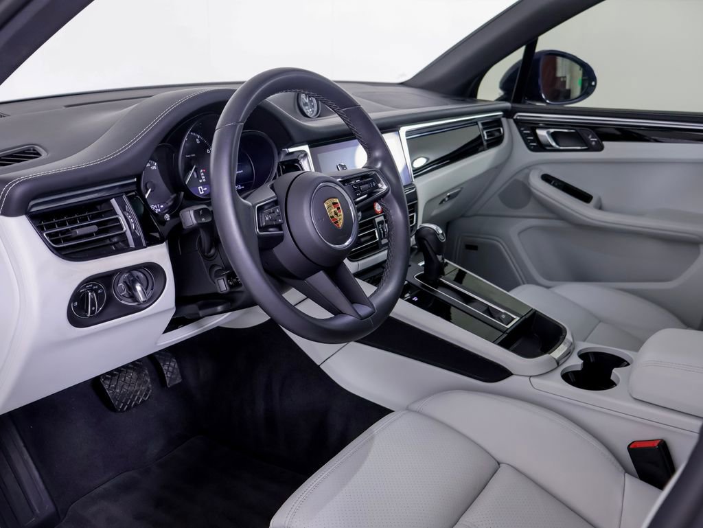 Certified 2024 Porsche Macan image 4