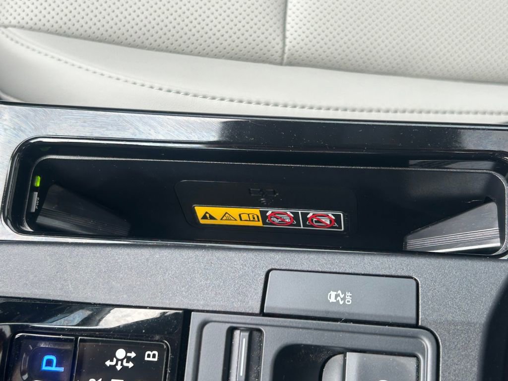 Used 2024 Toyota Prius Limited image 32