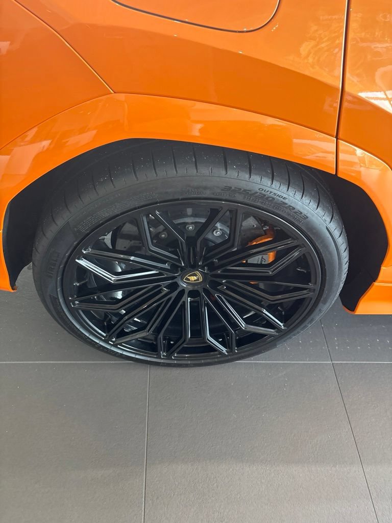 Used 2025 Lamborghini Urus SE AWD/4WD image 4