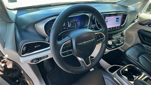 Used 2023 Chrysler Pacifica Touring-L image 28