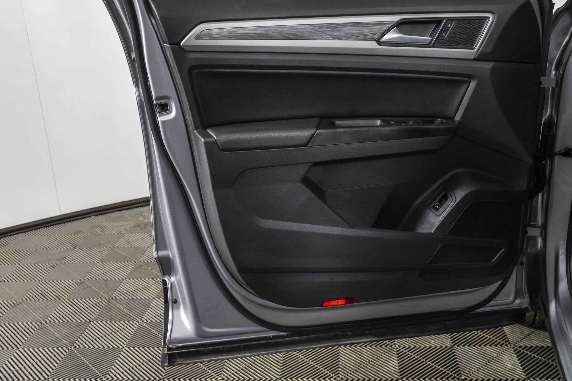 Used 2020 Volkswagen Atlas Cross Sport SE w/ Towing Package image 34