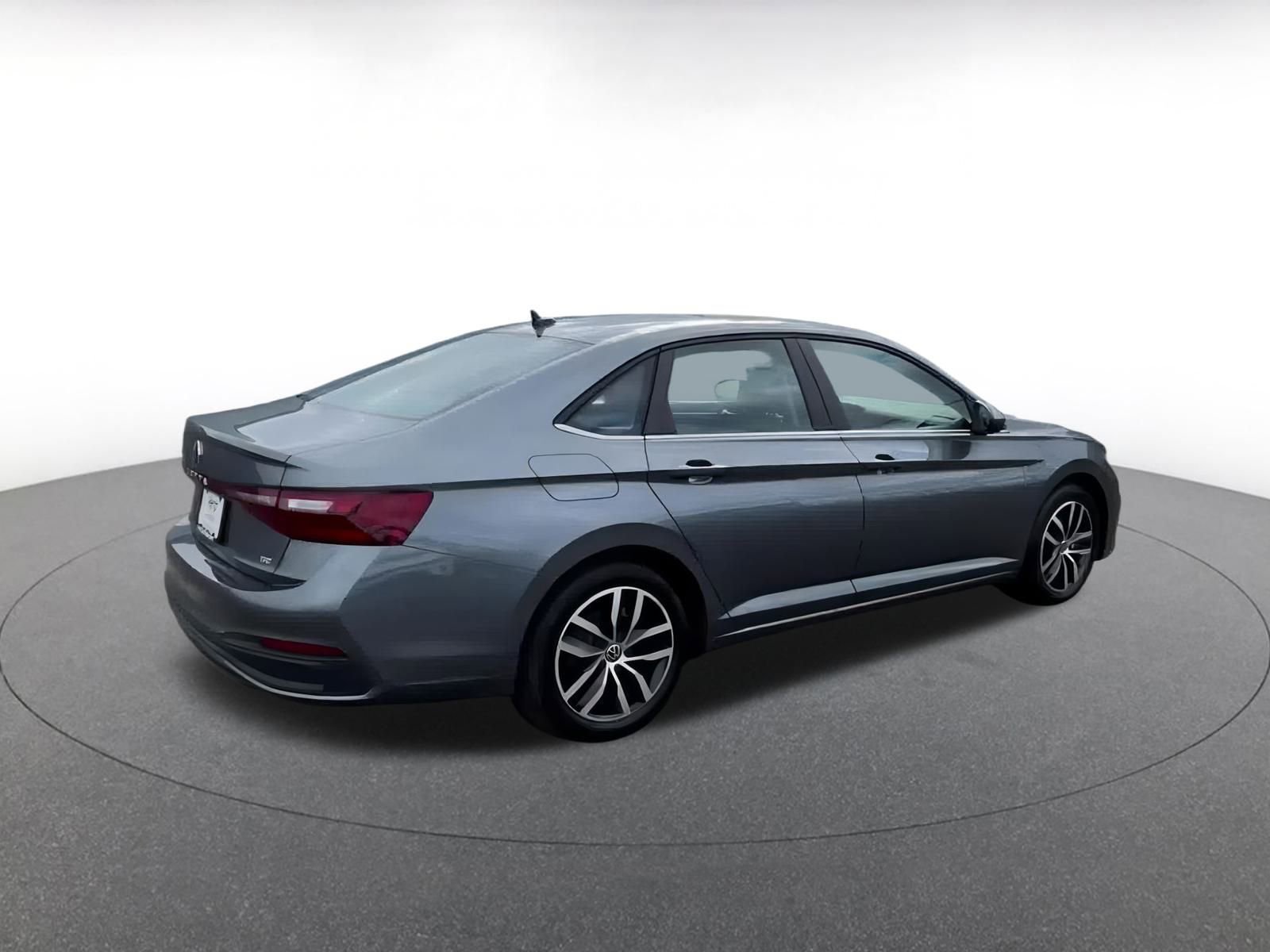 Used 2025 Volkswagen Jetta SE image 14