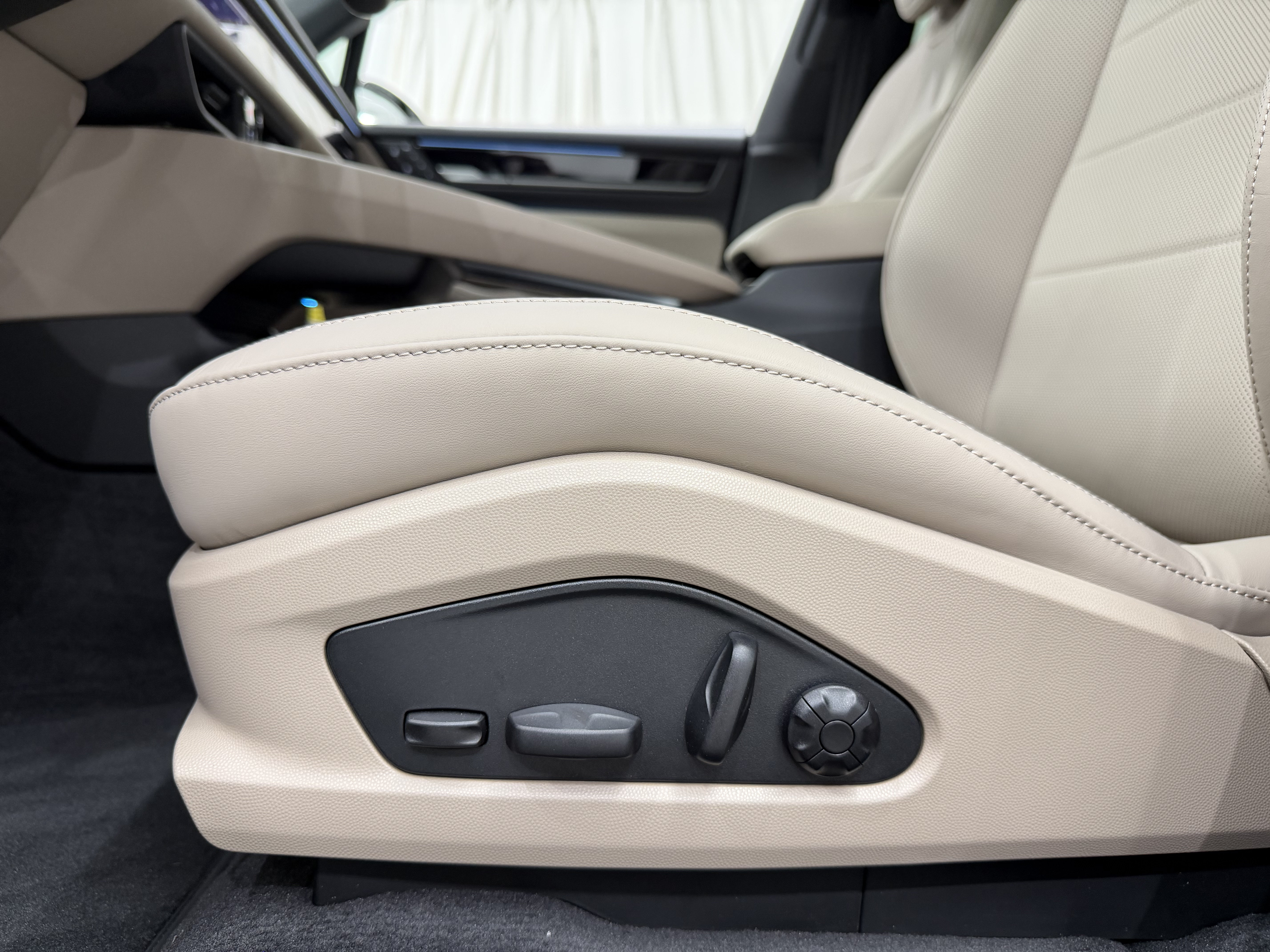 New 2026 Porsche Macan 4 Electric AWD/4WD image 32