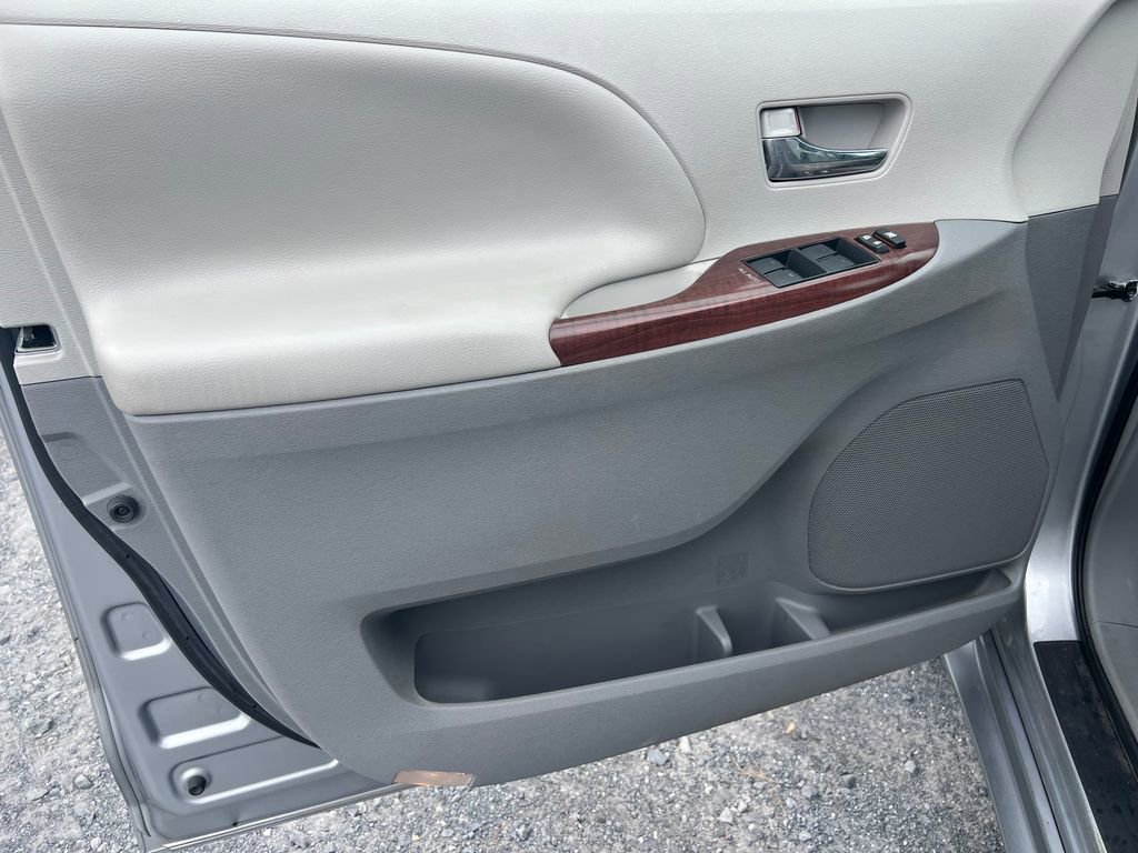 Used 2014 Toyota Sienna XLE FWD image 24