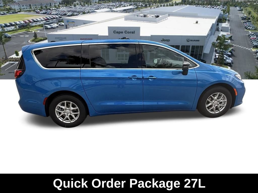 New 2026 Chrysler Pacifica Select image 3